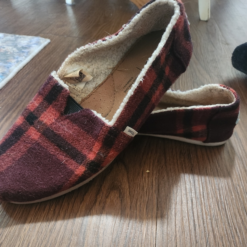 W 7.5 toms slip ons
